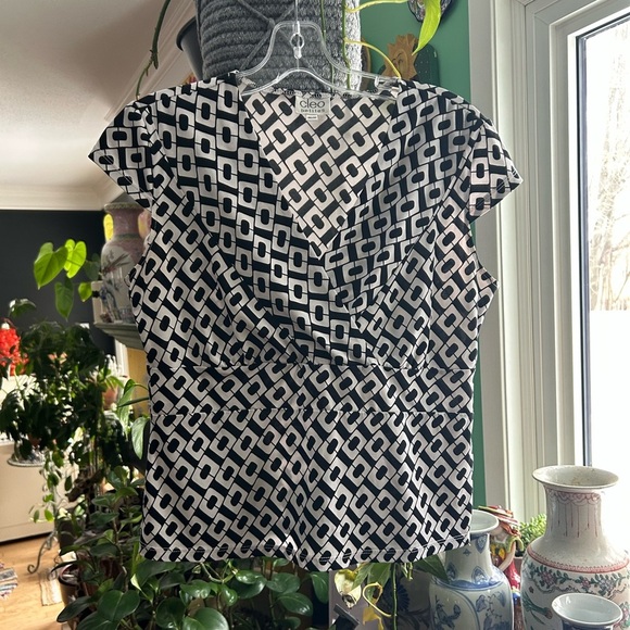 HOST PICK Cleo petites top size medium - Picture 8 of 16